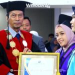 Rektor Umsida Memberikan Penghargaan kepada Wisudawan Terbaik