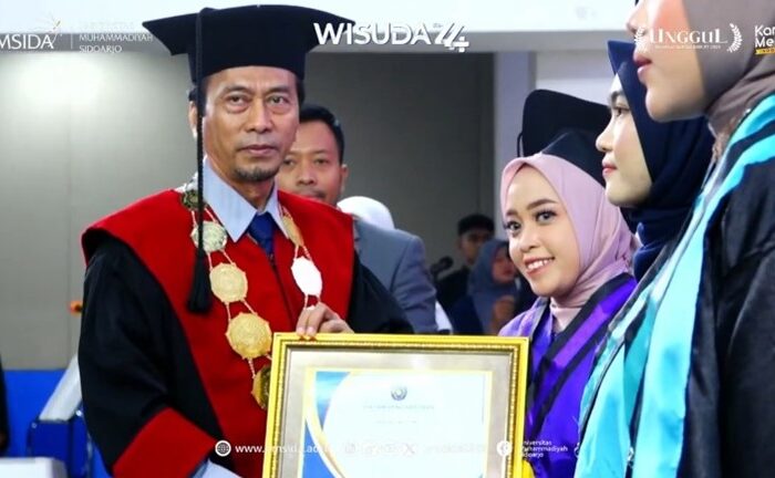 Rektor Umsida Memberikan Penghargaan kepada Wisudawan Terbaik