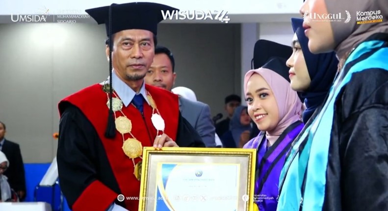 Rektor Umsida Memberikan Penghargaan kepada Wisudawan Terbaik