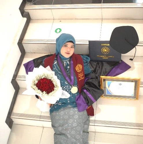Uci Maulidia Wati: Wisudawan Berprestasi