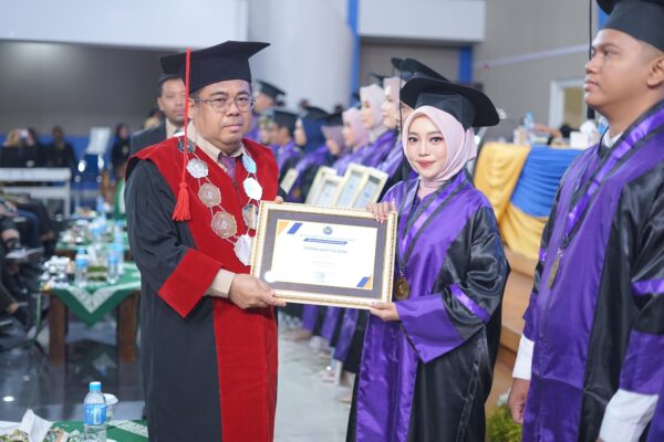 Wisudawan Berprestasi