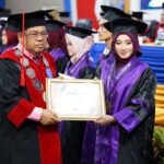 Udeng Pacul Gowang Ecoprint Mengantar Ira Raih Prestasi Wisuda Umsida Udeng Pacul