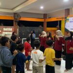 Bermain Game Bersama di Balai Desa Sukorejo, Pemantik Semangat Belajar Anak-Anak Pasca Libur Panjang bermain game