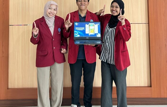 Tiga Mahasiswa