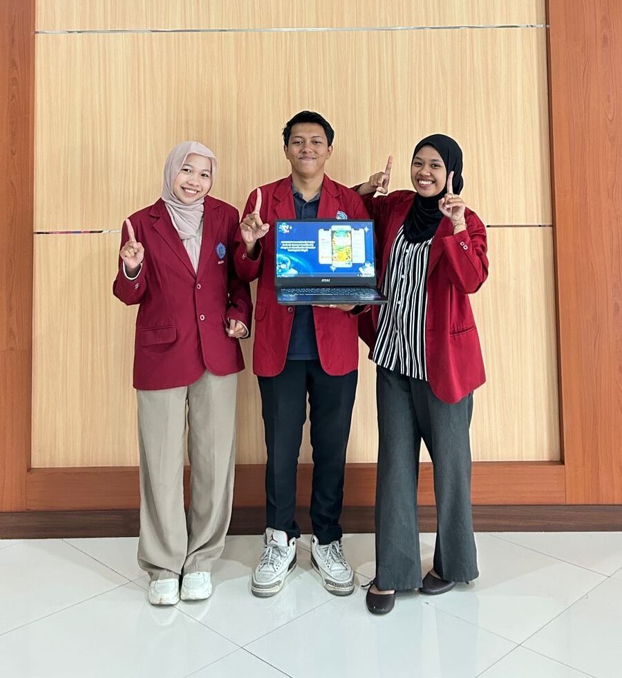 Tiga Mahasiswa